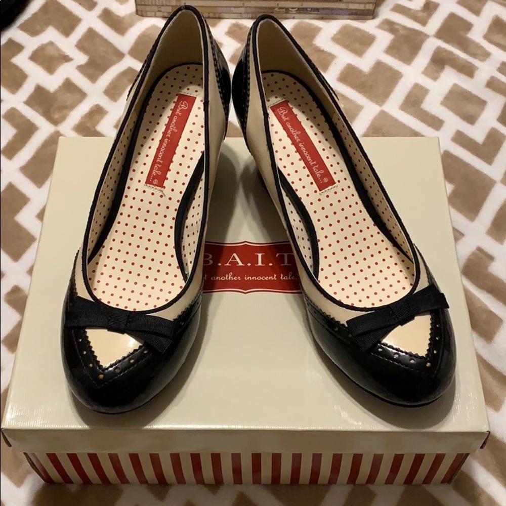 B.A.I.T. Black and cream patent pump!